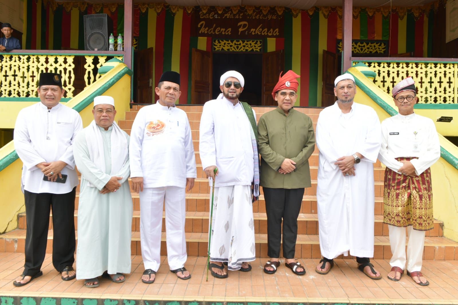 Gubernur Ansar Dampingi Ketua MPR RI dan Habib Syech Tunaikan Salat Jumat di Pulau Penyengat