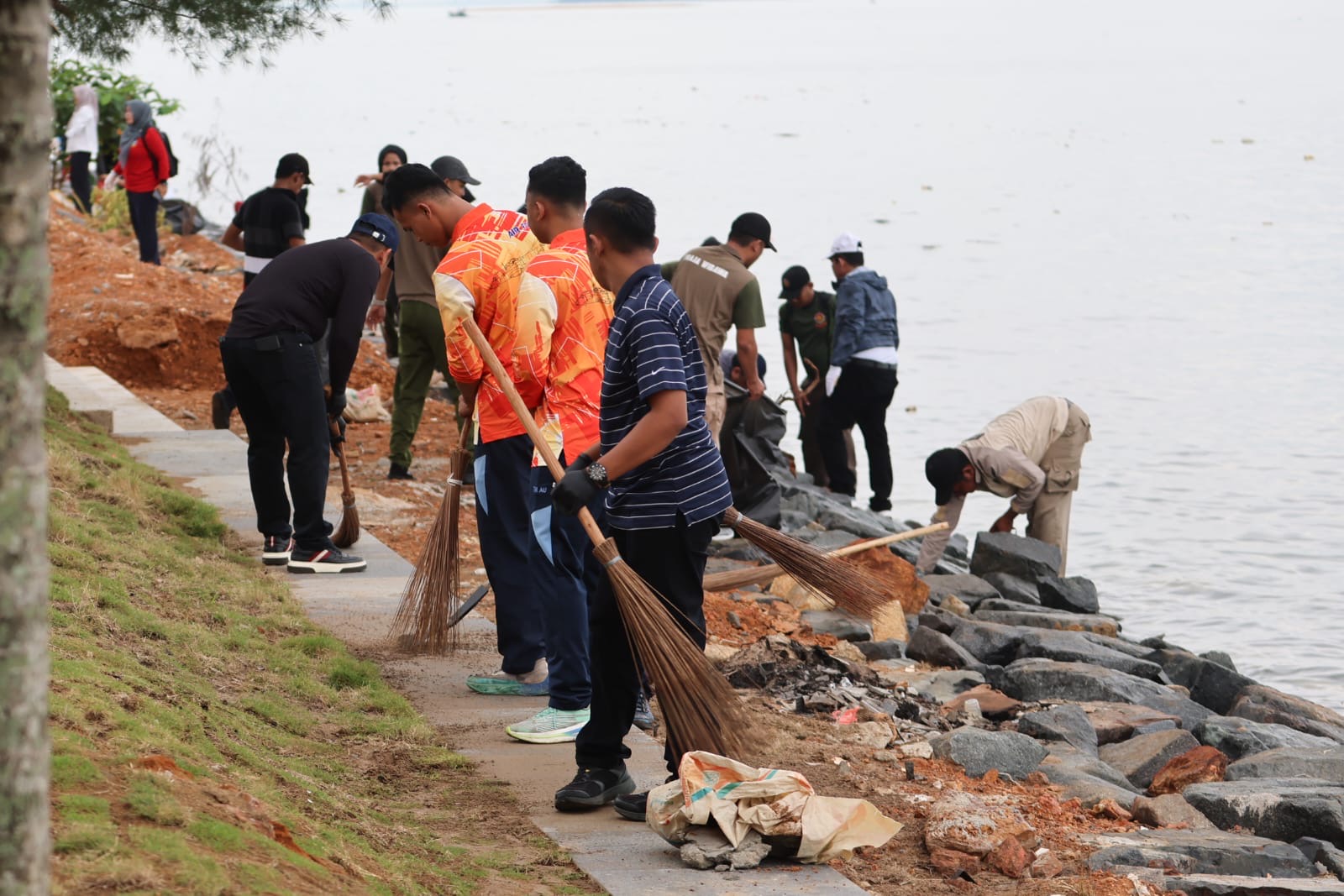 Gubernur Ansar Pimpin Goro di Kawasan Gurindam XII, Ajak Jaga Kebersihan Tepi Laut Tanjungpinang