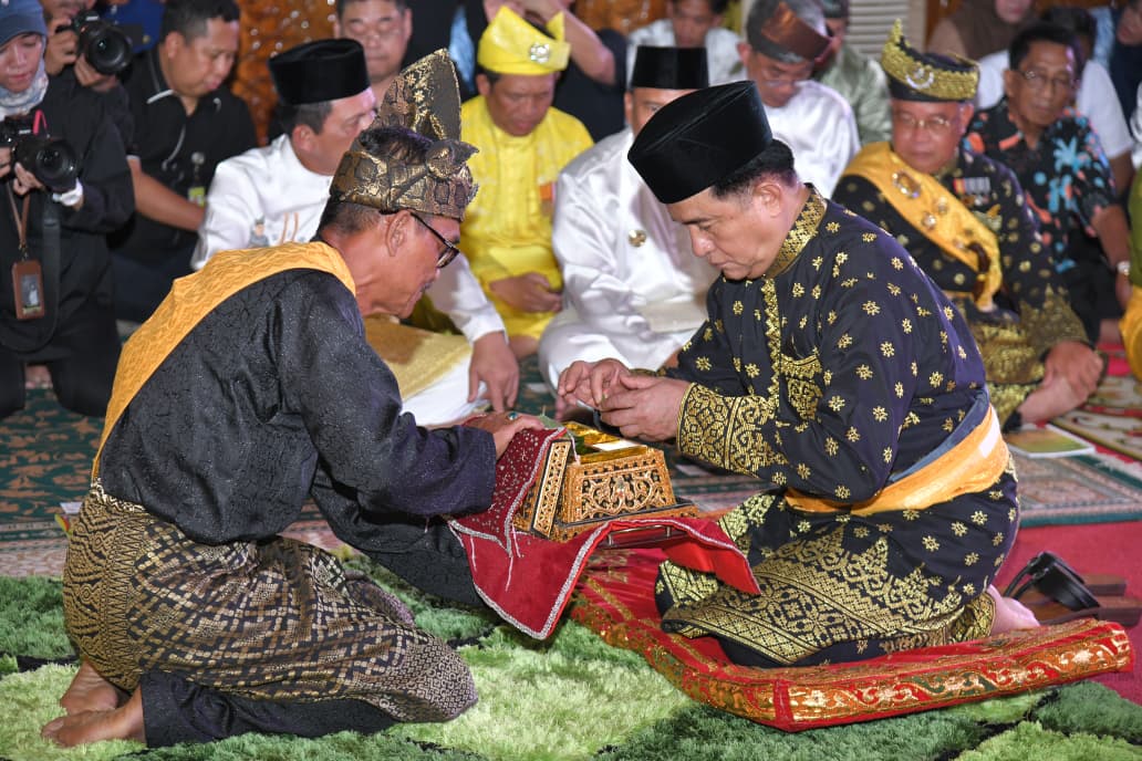 Menko Yusril Ihza Mahendra Terima Gelar Adat “Dato’ Seri Indera Nara Wangsa” dari LAM Kepri