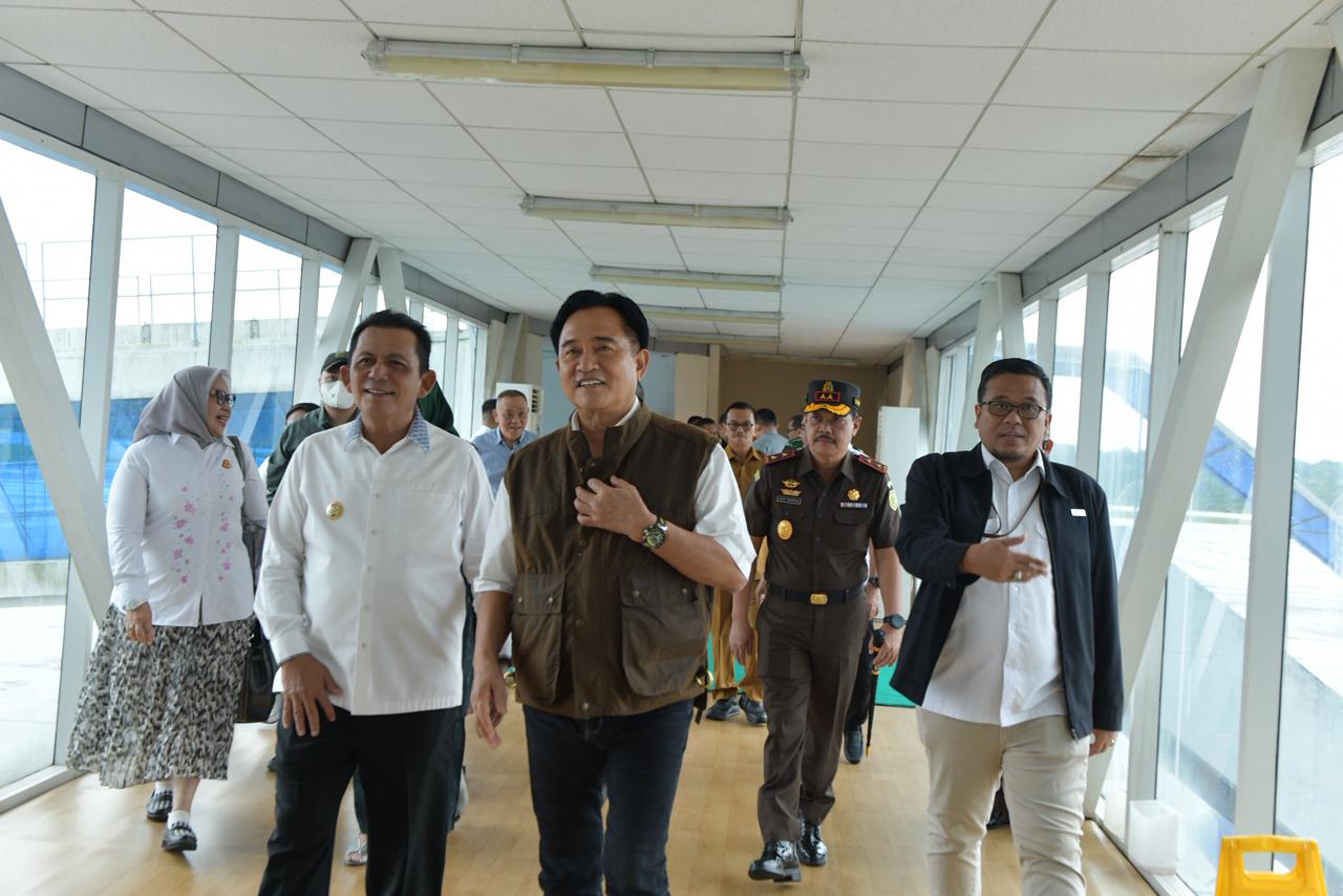 Menko Yusril Disambut Hangat di Tanjungpinang, Gubernur Ansar Pasangkan Tanjak Kehormatan Melayu