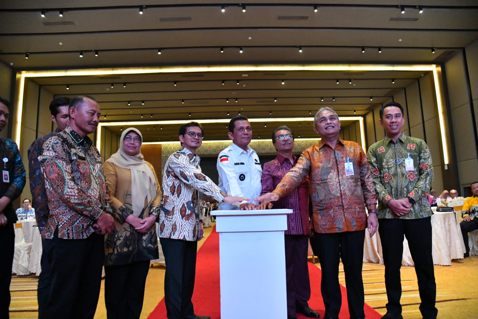 Gubernur Ansar Tandatangani Penerapan Aplikasi Online SP2D Online Terintegrasi CMS