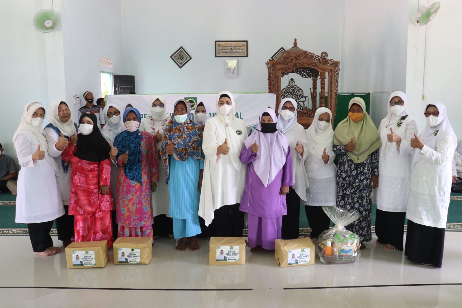 Ketua BKMT Provinsi Kepri Serahkan Paket Sembako Kaum Dhuafa di Desa Penaga