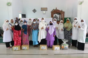 Ketua BKMT Provinsi Kepri Serahkan Paket Sembako Kaum Dhuafa di Desa Penaga