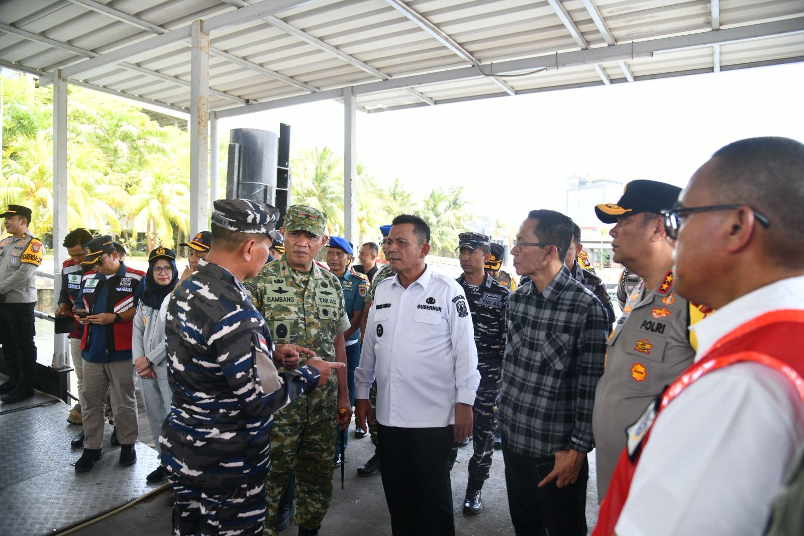 Gubernur Ansar Tinjau Pemudik di Pelabuhan Bintang  99 dan Harbour Bay Batu Ampar Batam