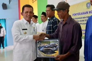 Gubernur Ansar Serahkan Bantuan Mubaligh Kepada 1.441 Penerima Serta Hibah Disperindag dan DKP di Karimun