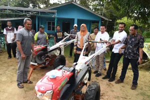 Ketua TP-PKK Kepri Serahkan 9 Unit Traktor Tangan untuk Masyarakat Desa Ekang Enculai