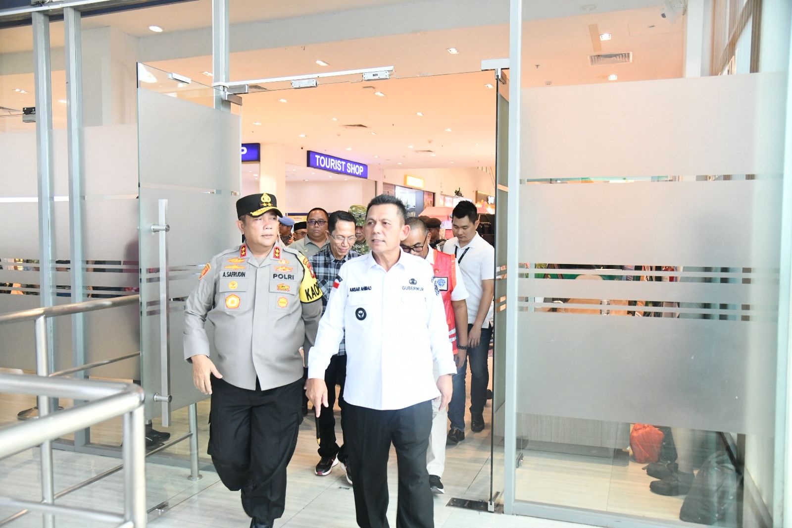 Gubernur Ansar Tinjau Pemudik di Pelabuhan Bintang  99 dan Harbour Bay Batu Ampar Batam