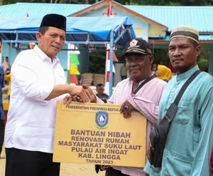 Ansar Hadiri Doa Selamat Atas Renovasi Rumah Masyarakat Suku Laut di Tanjung Kelit, Lingga 