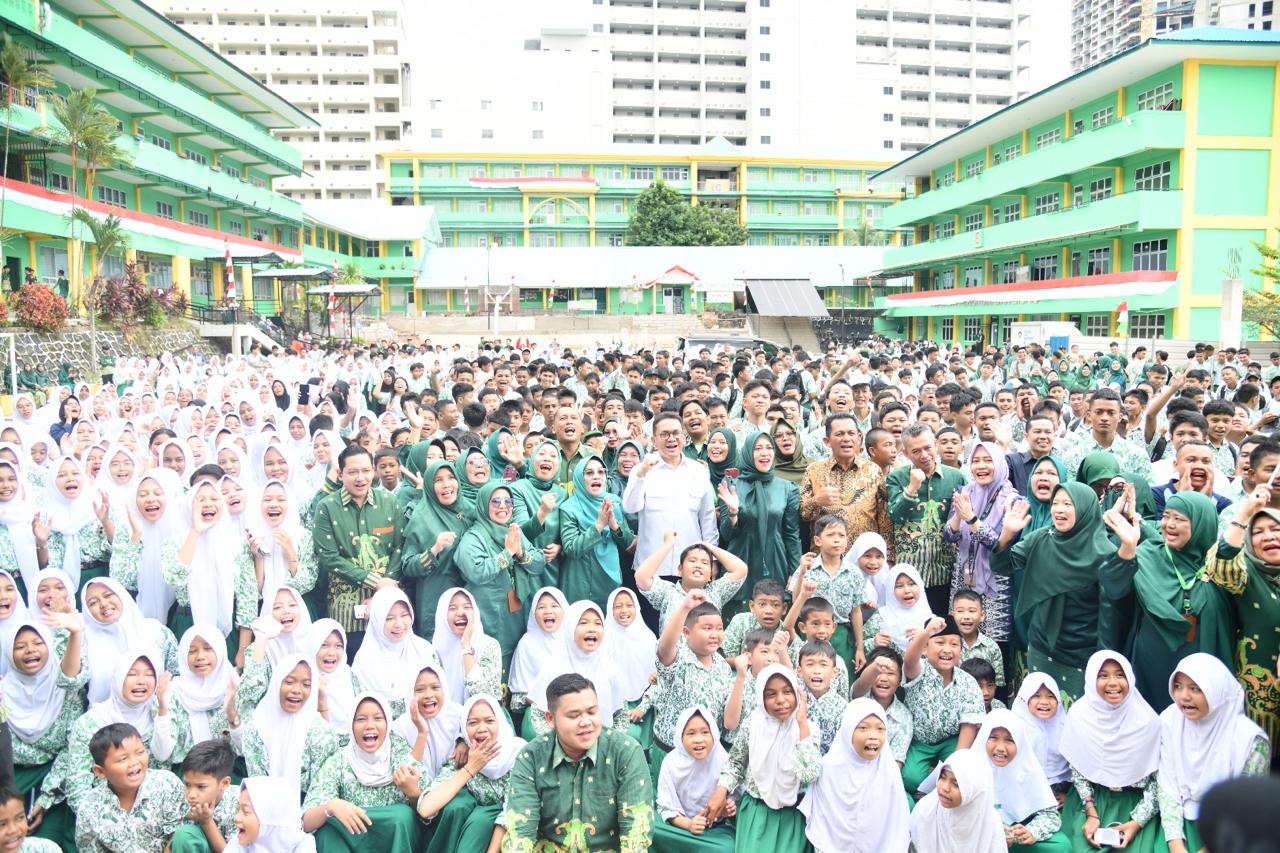Gubernur Ansar Dampingi Mendag RI Budi Santoso Tinjau Siswa Penerima Manfaat MBG di Sekolah Ibnu Sina Batam