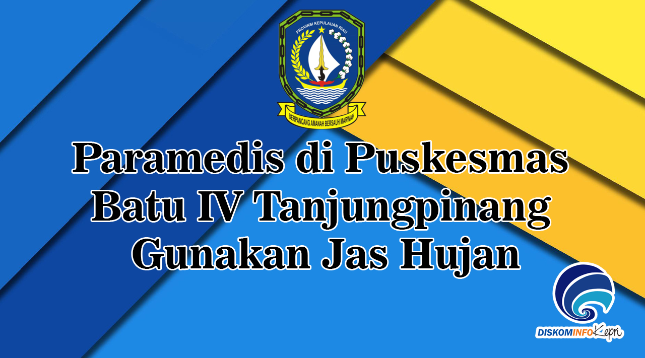 Paramedis di Puskesmas Batu IV Tanjungpinang gunakan jas hujan