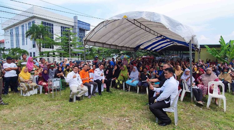 Gubernur Ansar Serahkan Bantuan Pangan Cadangan Beras Pemerintah Untuk Kota Batam