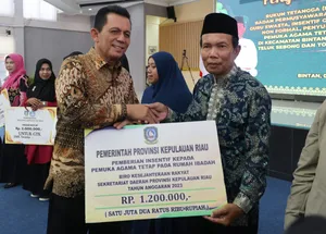 Gubernur Ansar Serahkan Bantuan Insentif Tahun Anggaran 2023 se-Kabupaten Bintan