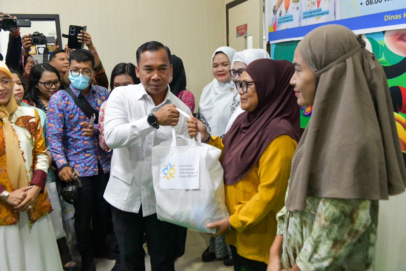 Menteri Wihaji dan Gubernur Ansar Tinjau Pelayanan KB Gratis di Puskesmas Batu X