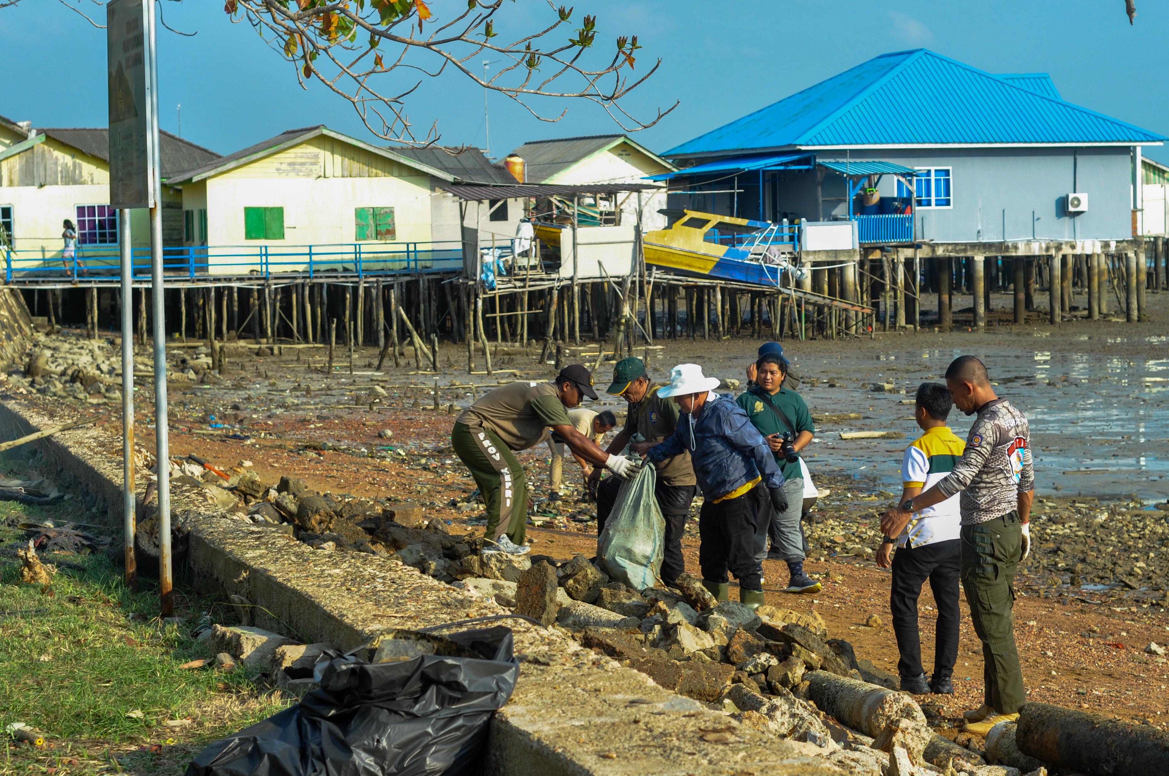 Ngabuburit Sambil Goro, Gubernur Ansar Pimpin Aksi Bersih Laut di Pulau Penyengat