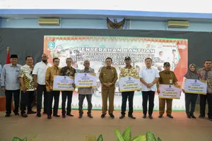 Gubernur Ansar Serahkan Insentif RT/RW dan Posyandu serta Bantuan Transportasi Siswa Tahap III di Batam