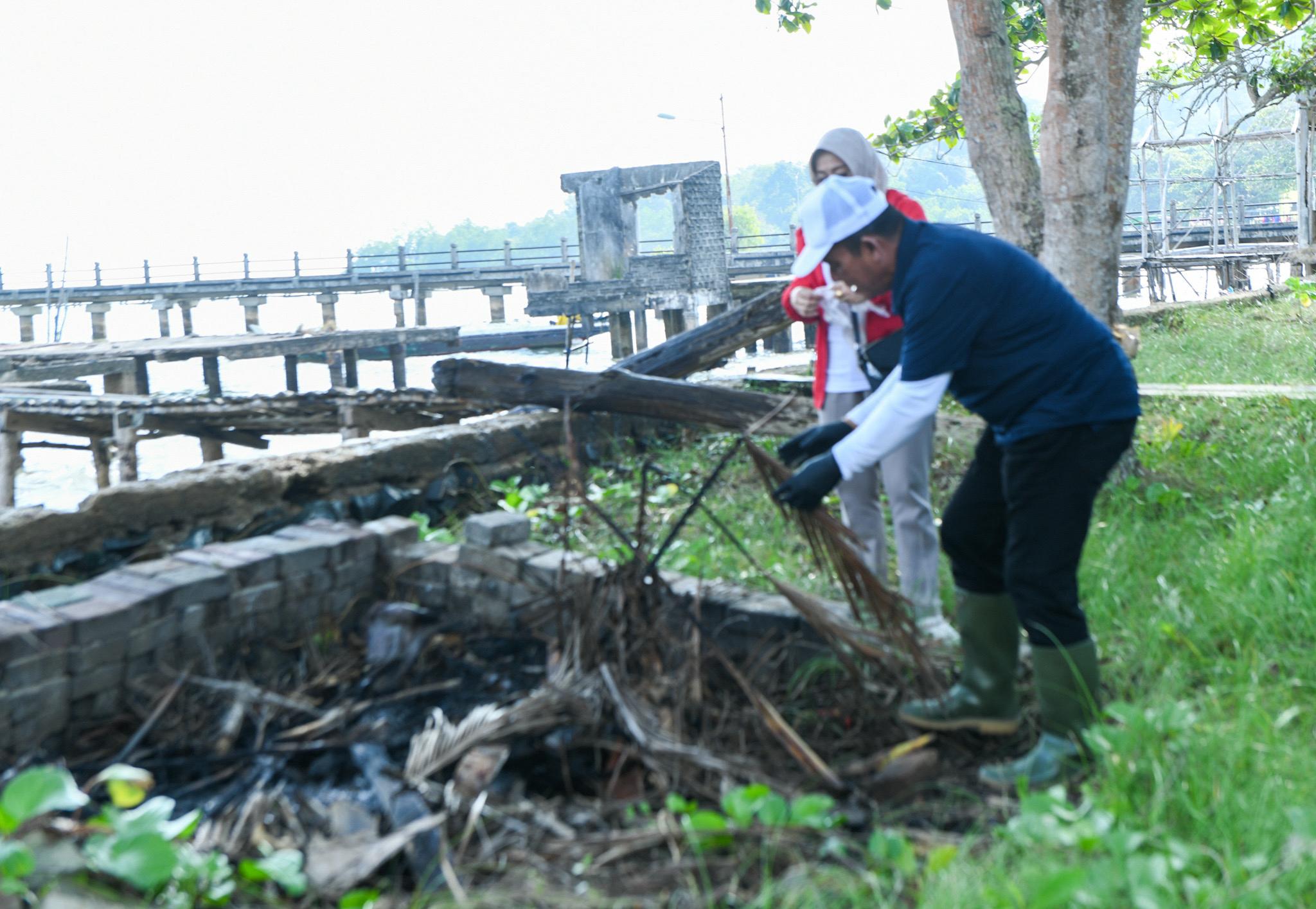 Gubernur Ansar Pimpin Gotong Royong di Pulau Penyengat, Dorong Gerakan Wisata Bersih dan Regeneratif