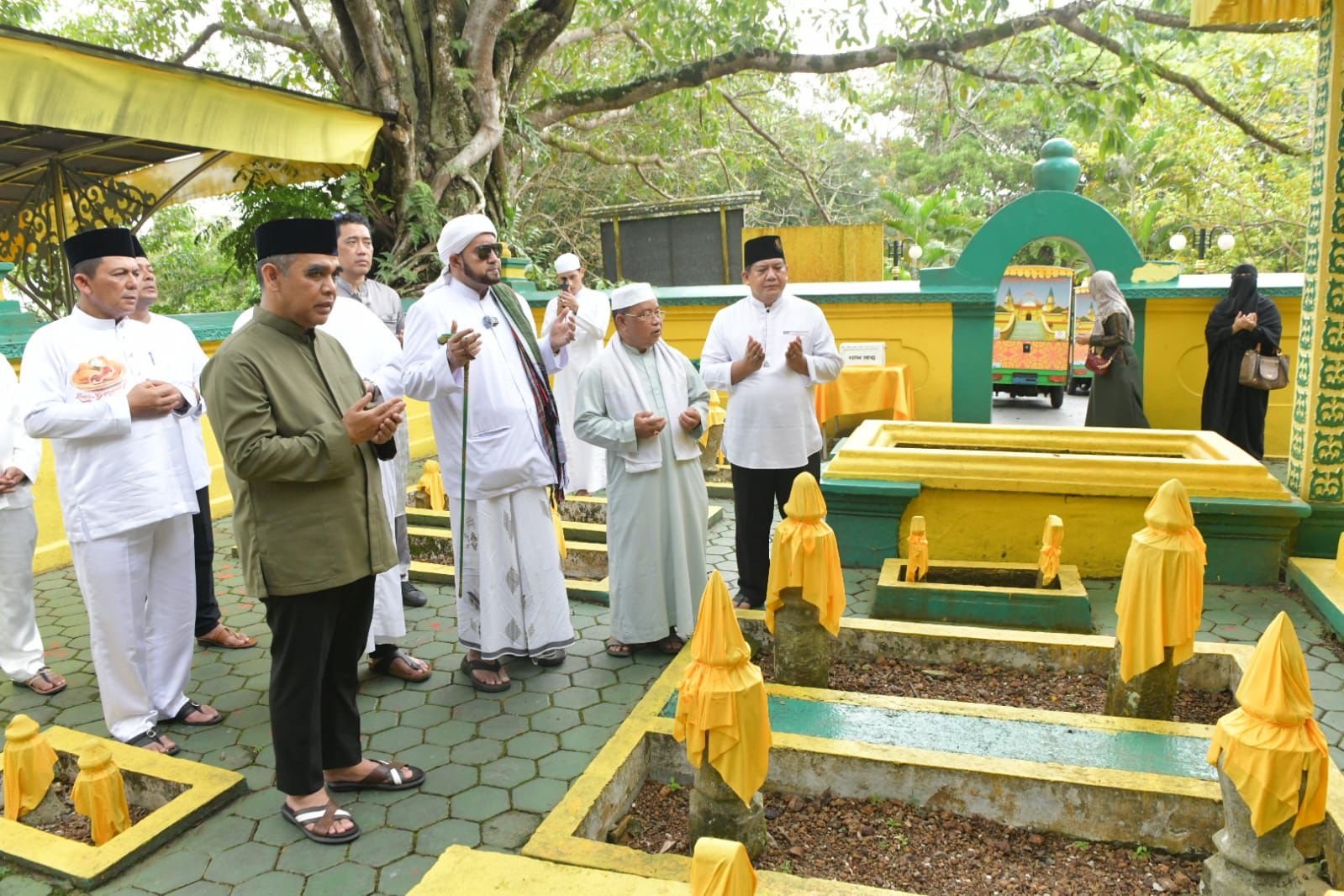 Gubernur Ansar Dampingi Ketua MPR RI dan Habib Syech Tunaikan Salat Jumat di Pulau Penyengat
