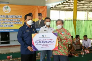 Gubernur Ansar Serahkan Hibah untuk Panti Sosial