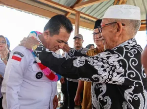 Lanjutkan Kunker ke Desa Mensanak, Ansar Ahmad Salurkan Bantuan Senilai 1,13 Miliar