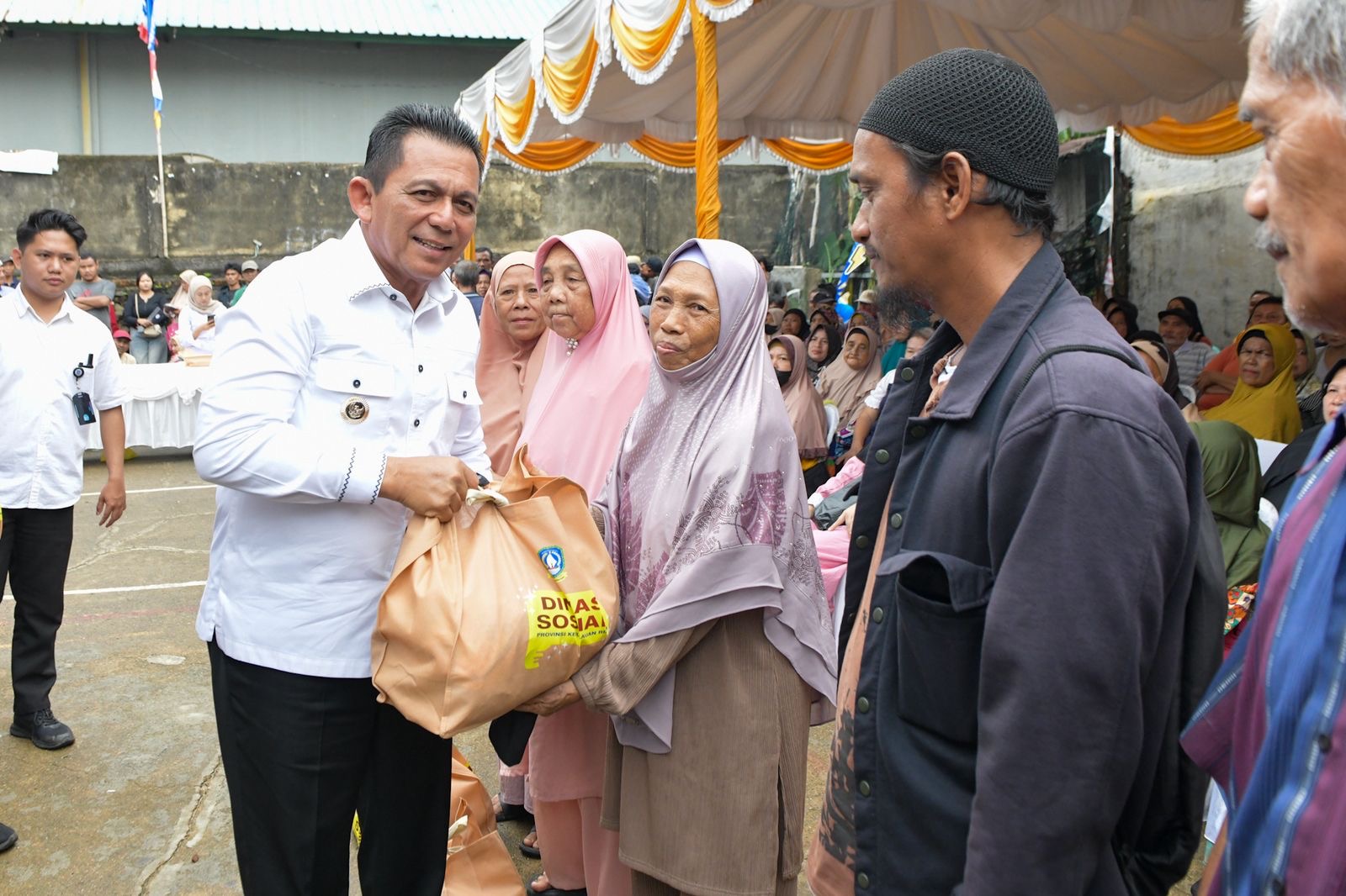 Gubernur Ansar Serahkan 2000 Paket Sembako Tahap II di Kota Tanjungpinang