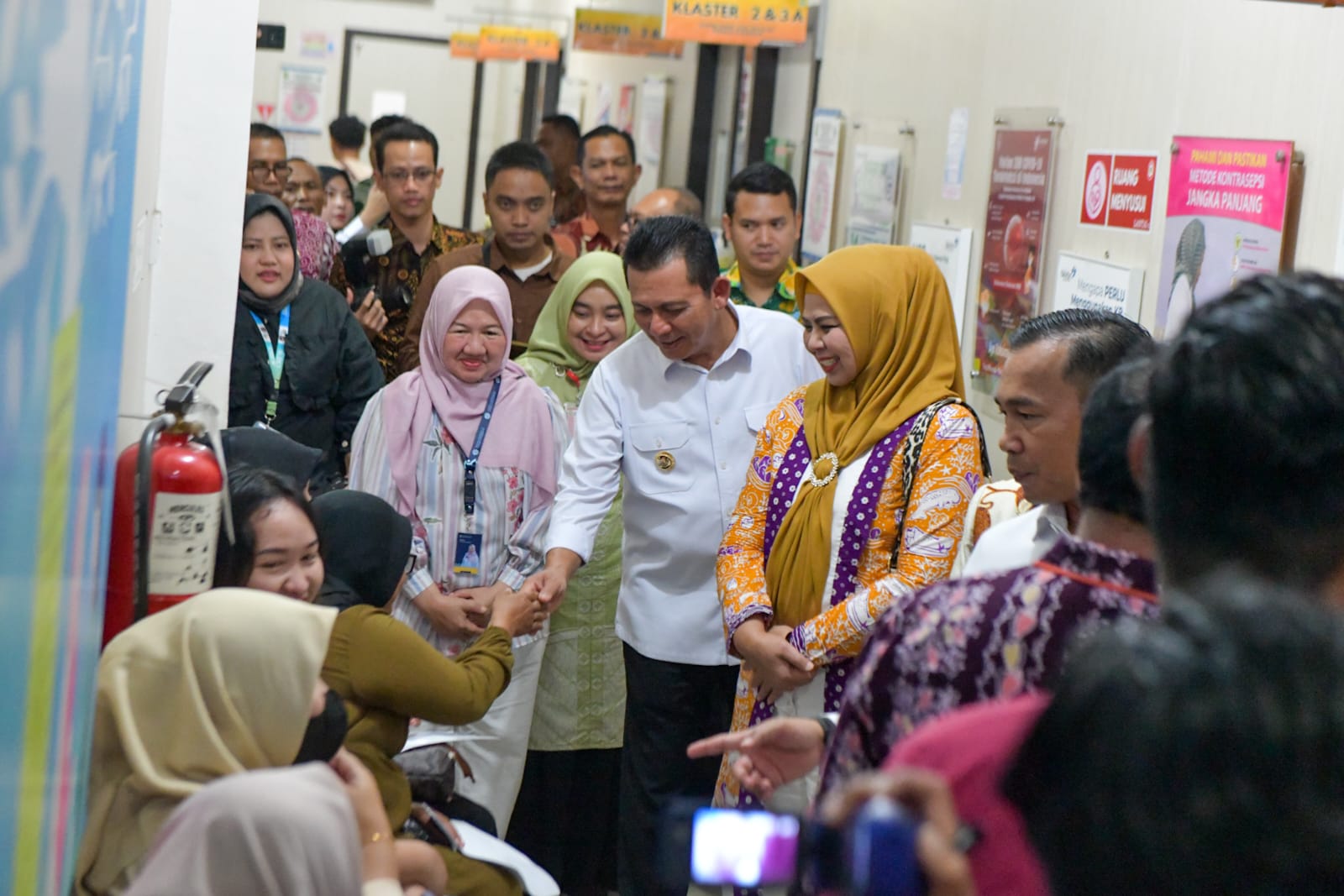 Menteri Wihaji dan Gubernur Ansar Tinjau Pelayanan KB Gratis di Puskesmas Batu X