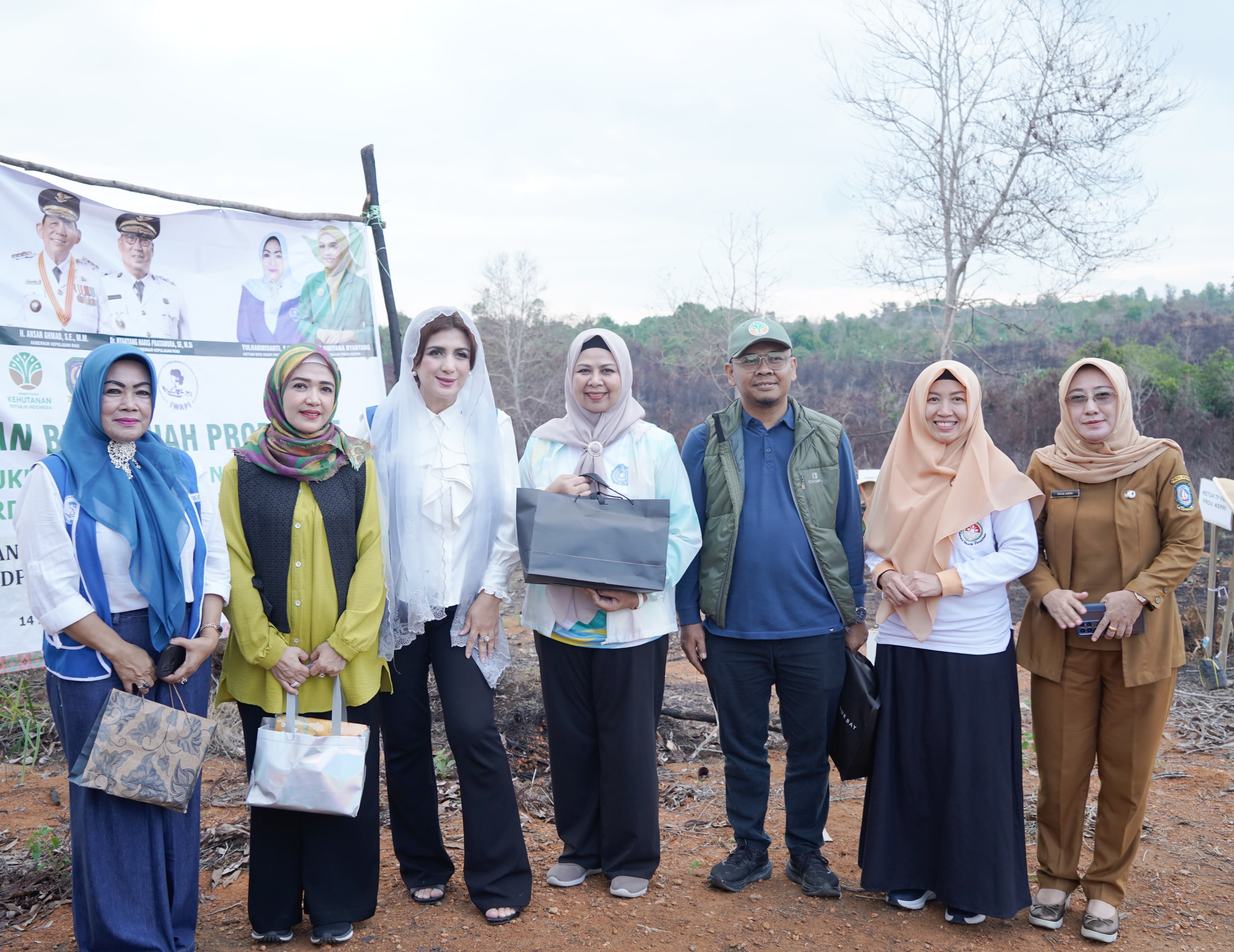 BKOW Kepri Bagikan 700 Bantuan Bibit Tanaman Perkebunan di Cikolek Toapaya Selatan