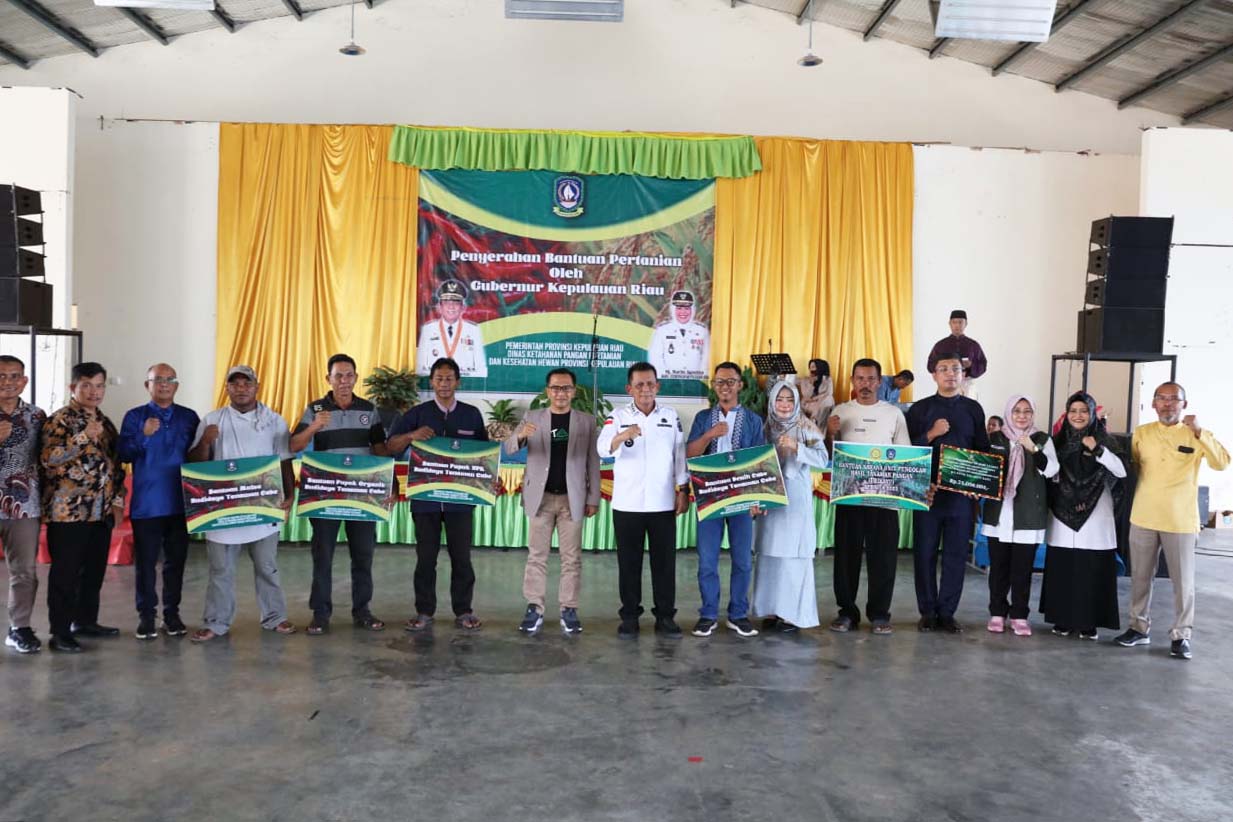 Gubernur Ansar Serahkan Bantuan Pertanian di Batam Untuk Meningkatkan Ketahanan Pangan