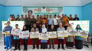 Gubernur Ansar Serahkan Bantuan Sebesar Rp19,6 Miliar di Empat Kecamatan di Natuna