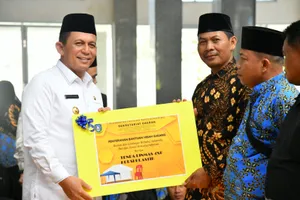 Gubernur Ansar Serahkan  Bantuan Untuk Mubaligh di 5 Kecamatan di Batam