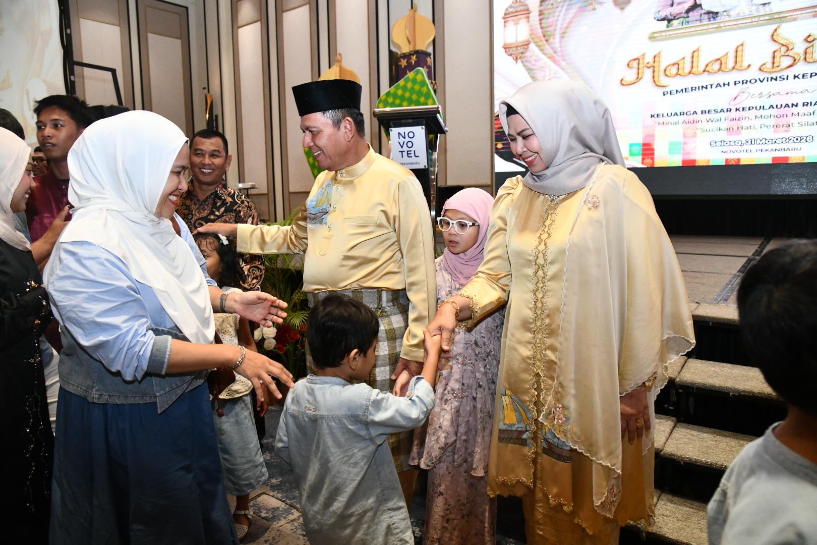 Gubernur Ansar dan Wagub Nyanyang Pererat Silaturahmi Warga Perantauan Melalui Halal Bihalal di Pekanbaru