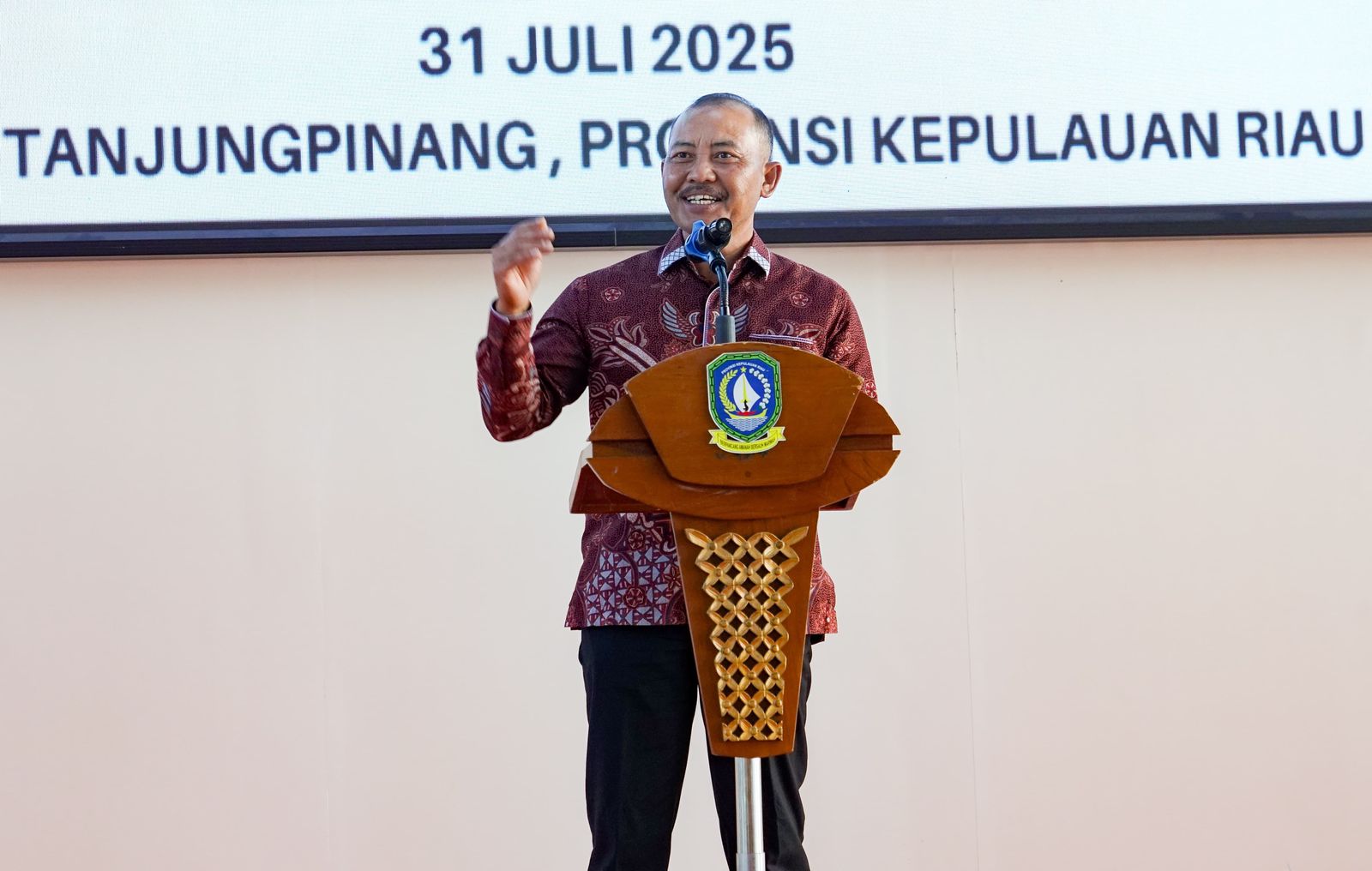 Bentuk Tanggung Jawab Sosial, PT SMI Serahkan 17 Gerobak UMKM ke Pemprov Kepri