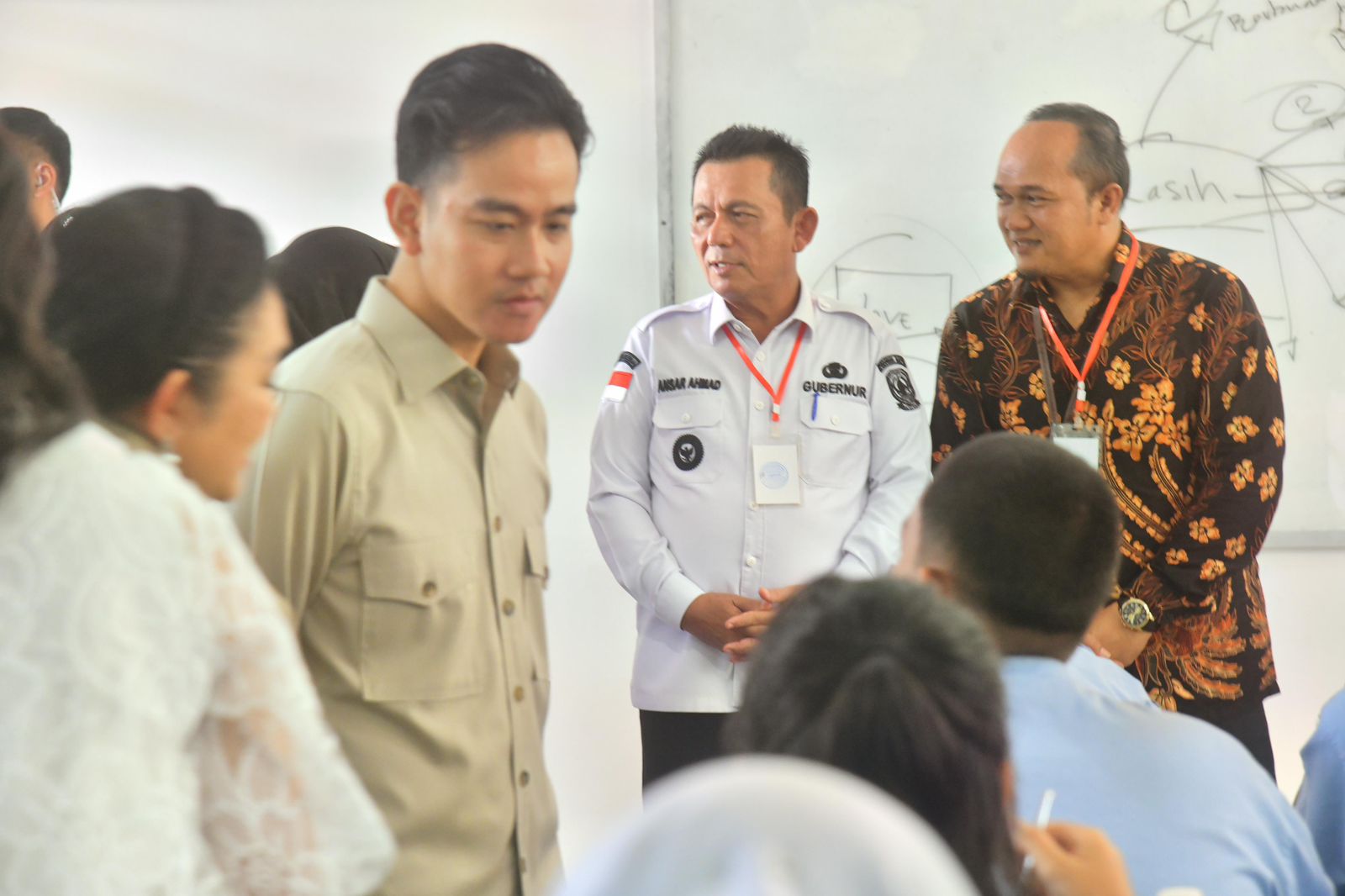 Mengawali Kunjungannya di Kepri Wapres Gibran Tinjau Program MBG di SMKN 1 Batam