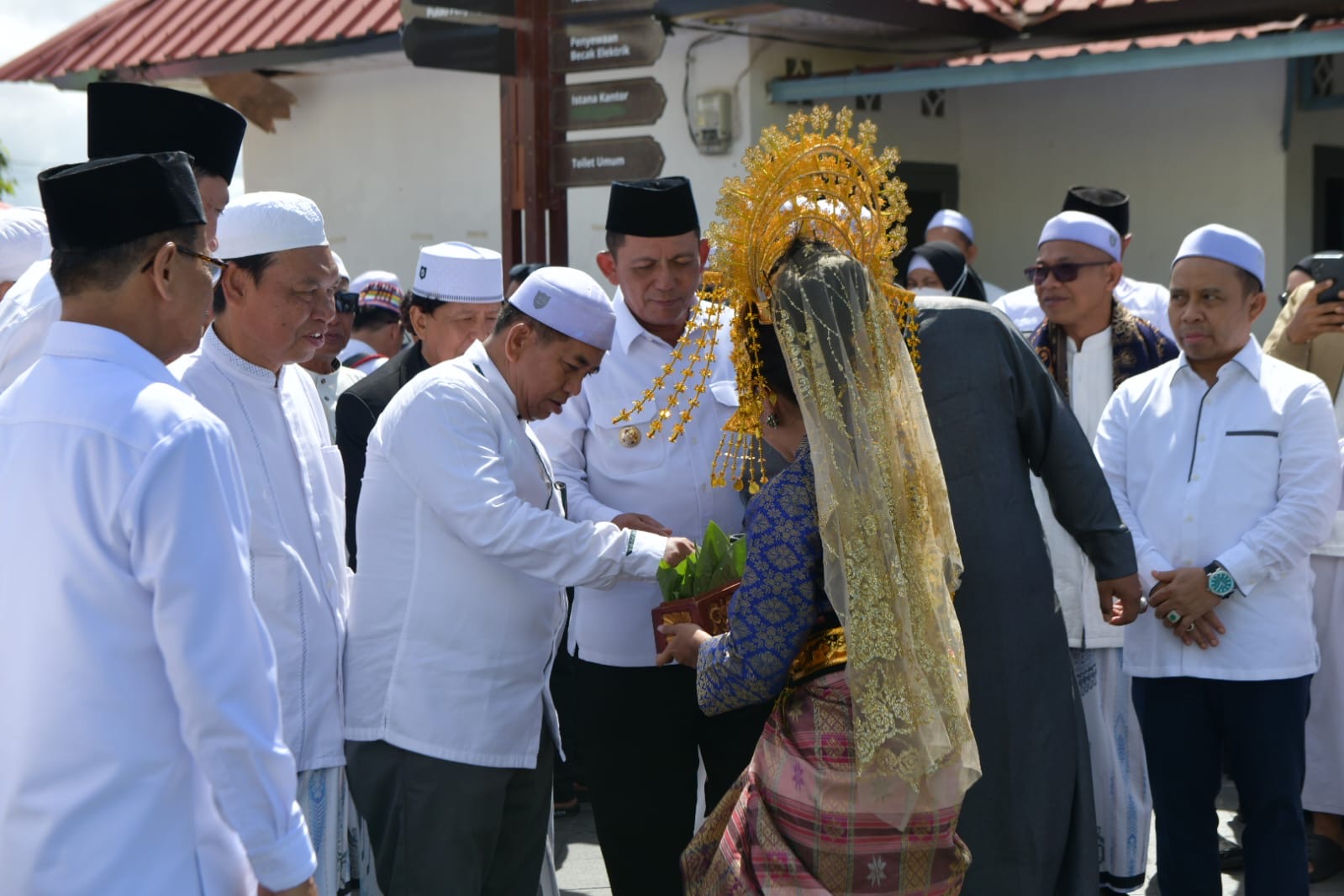 Gubernur Ansar Hadiri Haul Syekh Syihabuddin di Pulau Penyengat, Ribuan Jemaah Padati Masjid Sultan Riau