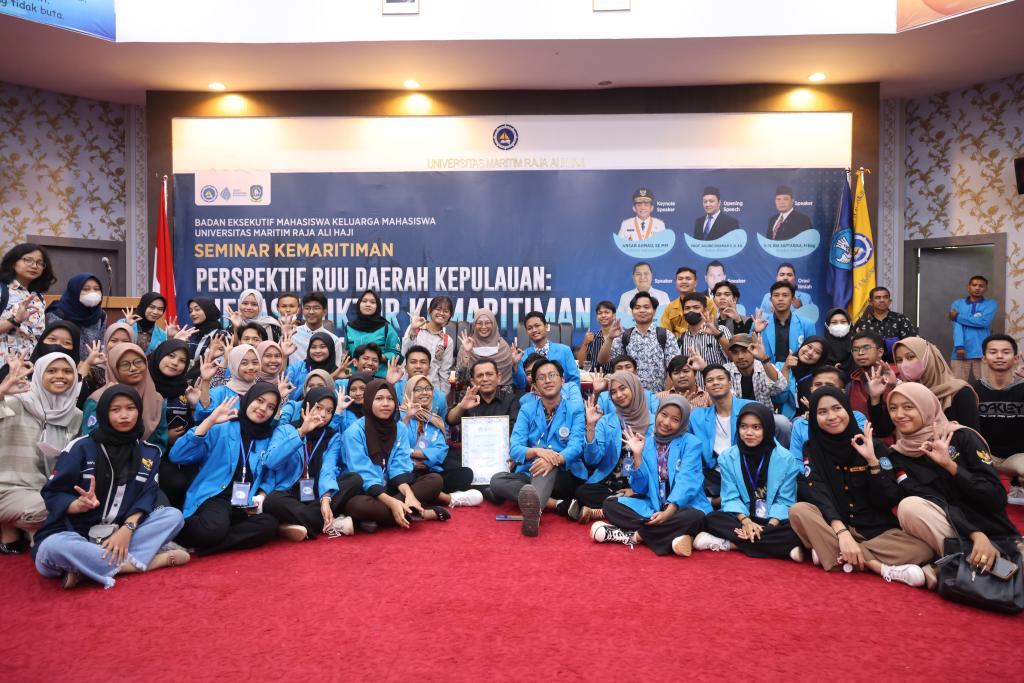 Mahasiswa UMRAH Antusias Sambut Gubernur Ansar, Berebut Ingin Bersuafoto