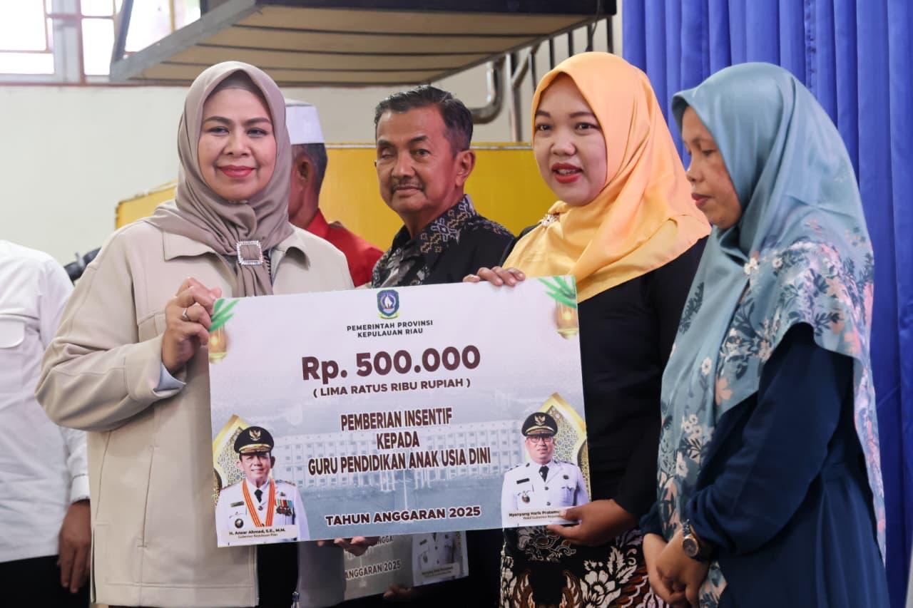 Pemprov Kepri Salurkan Bantuan untuk Masyarakat Lingga, Gubernur Ansar: Wujud Hadirnya Negara di Tengah Rakyat