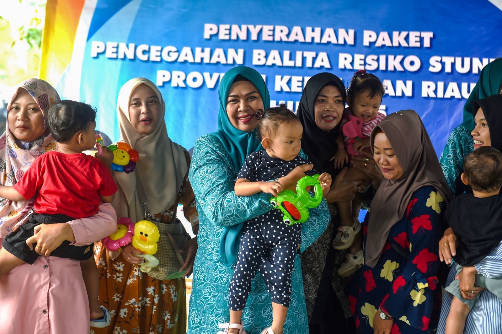 Ketua TP-PKK Kepri Dewi Kumalasari Ansar Serahkan Paket Pencegahan Stunting di Kampung KB Abyaksa