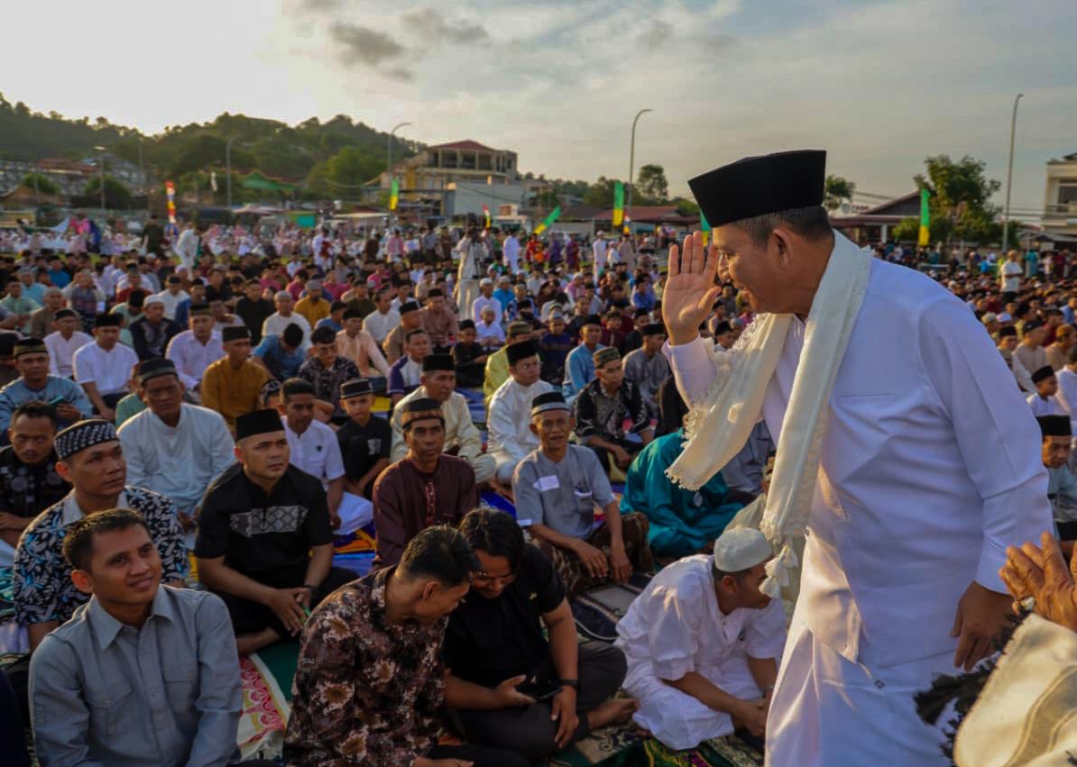 Gubernur Ansar Sholat Idulfitri Bersama Masyarakat Batam