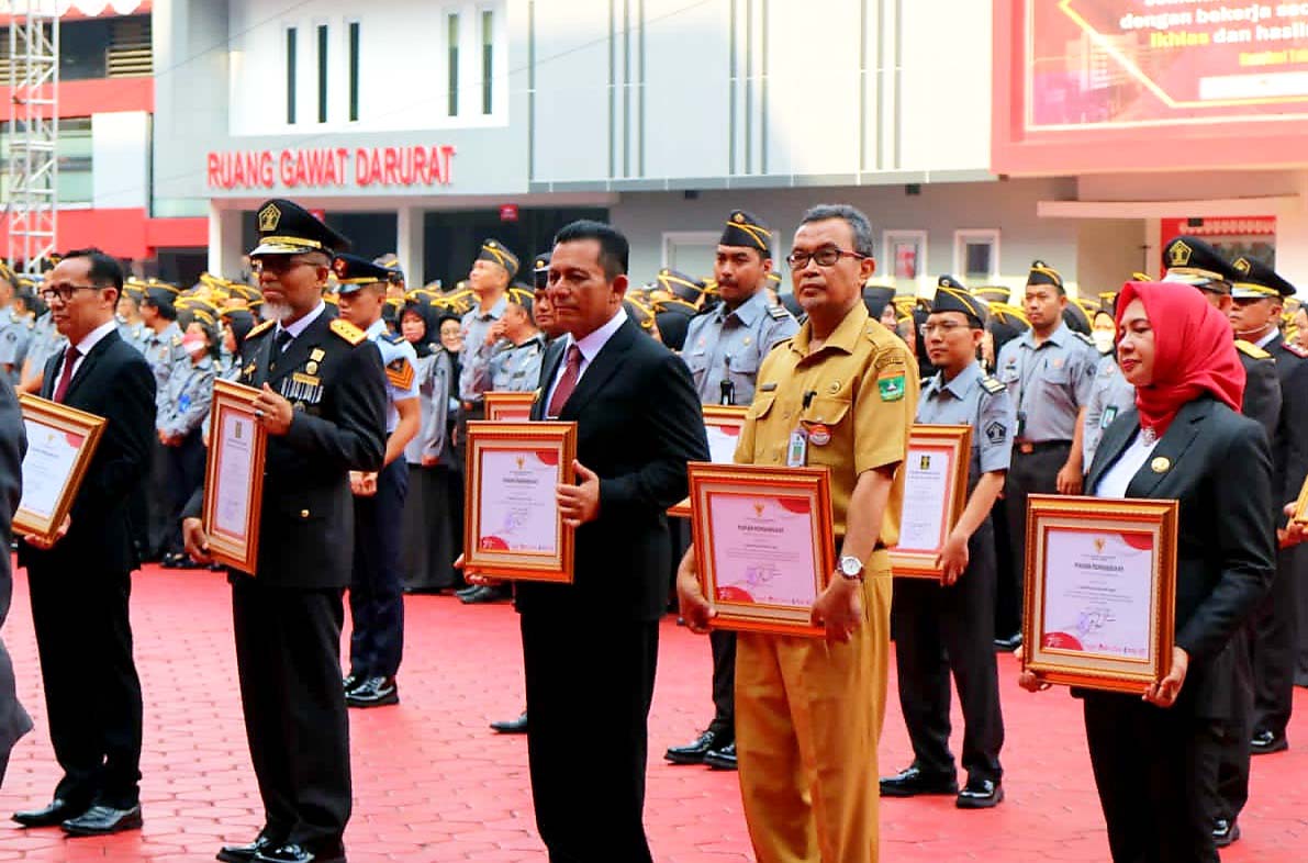 Gubernur Ansar Terima Penghargaan dari Kemenkumham RI Pada HDKD ke-78