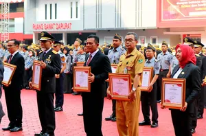 Gubernur Ansar Terima Penghargaan dari Kemenkumham RI Pada HDKD ke-78