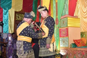 Menko Yusril Ihza Mahendra Terima Gelar Adat “Dato’ Seri Indera Nara Wangsa” dari LAM Kepri