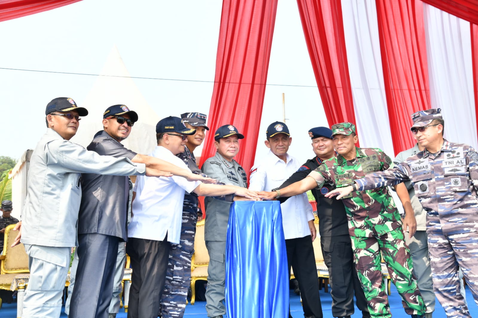Gubernur Ansar Dampingi Kepala Bakamla RI Laksdya TNI Aan Kurnia Lakukan Ground Breaking Pembangunan Dermaga Bakamla di Batam