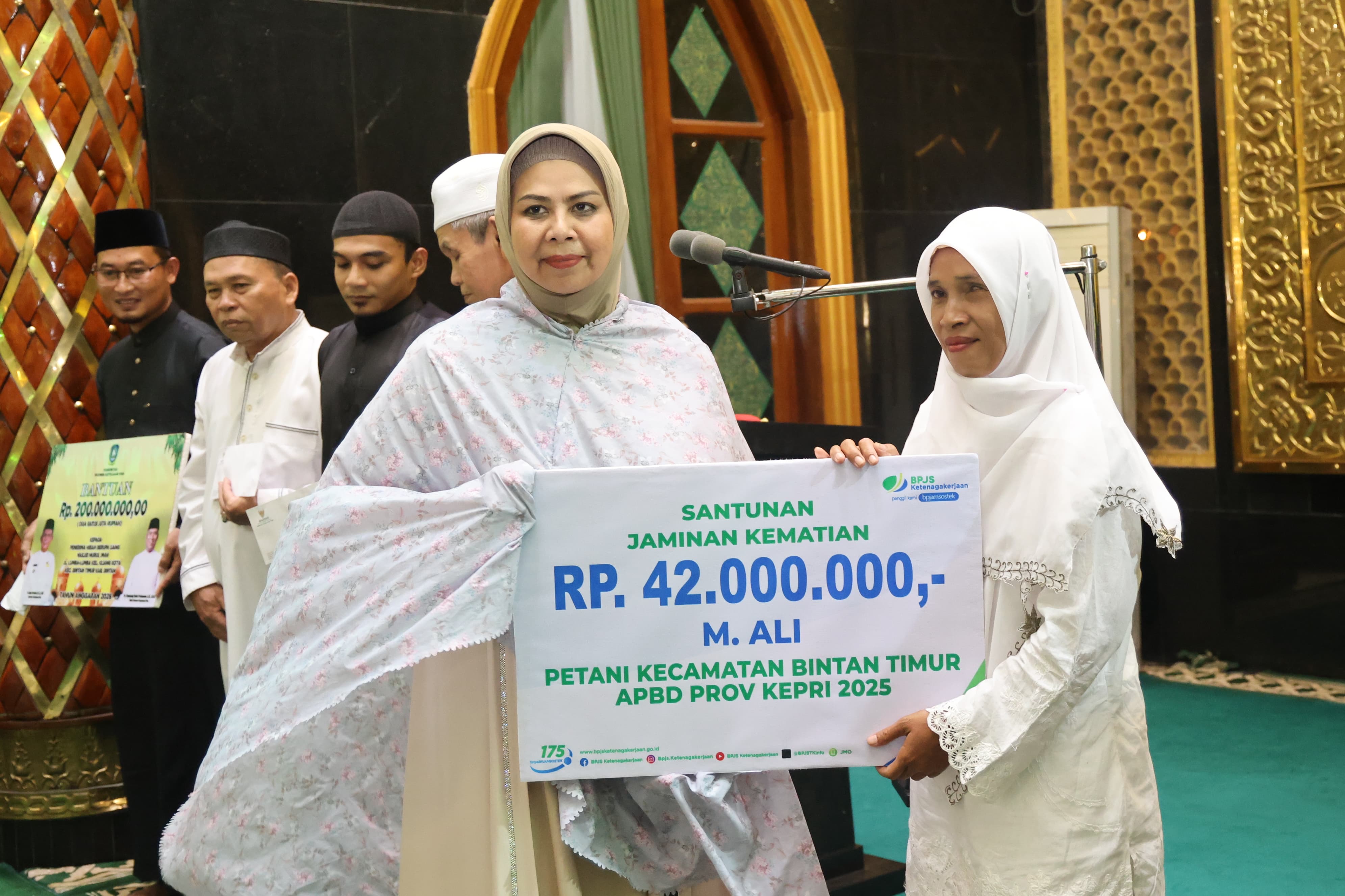 Safari Ramadan di Bintan, Wagub Nyanyang Salurkan Zakat dan Bantuan Rumah Ibadah Sebesar Rp200 Juta