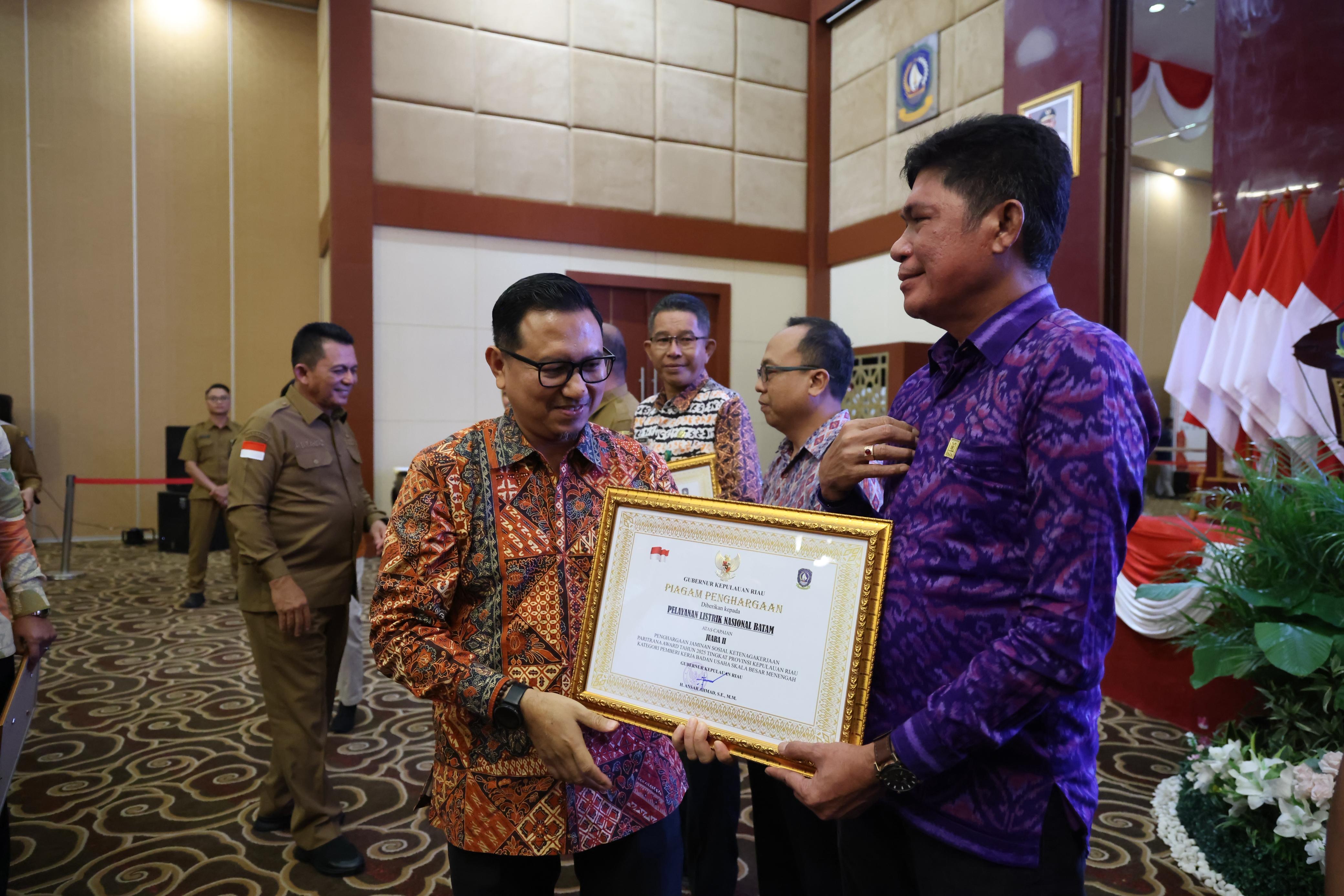 Gubernur Ansar Ahmad Serahkan Paritrana Award 2025: Dorong Perlindungan Sosial Bagi Pekerja Rentan di Kepri