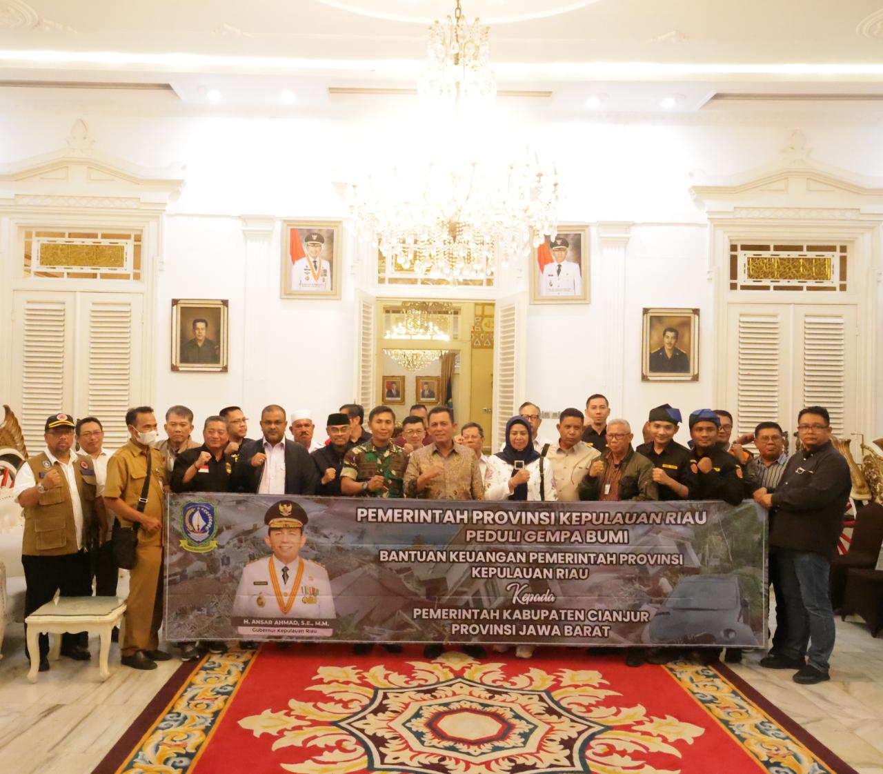 Gubernur Ansar Serahkan Bantuan Kemanusiaan Korban Gempa di Cianjur Sebesar Rp769 Juta