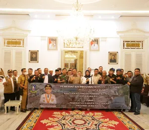 Gubernur Ansar Serahkan Bantuan Kemanusiaan Korban Gempa di Cianjur Sebesar Rp769 Juta