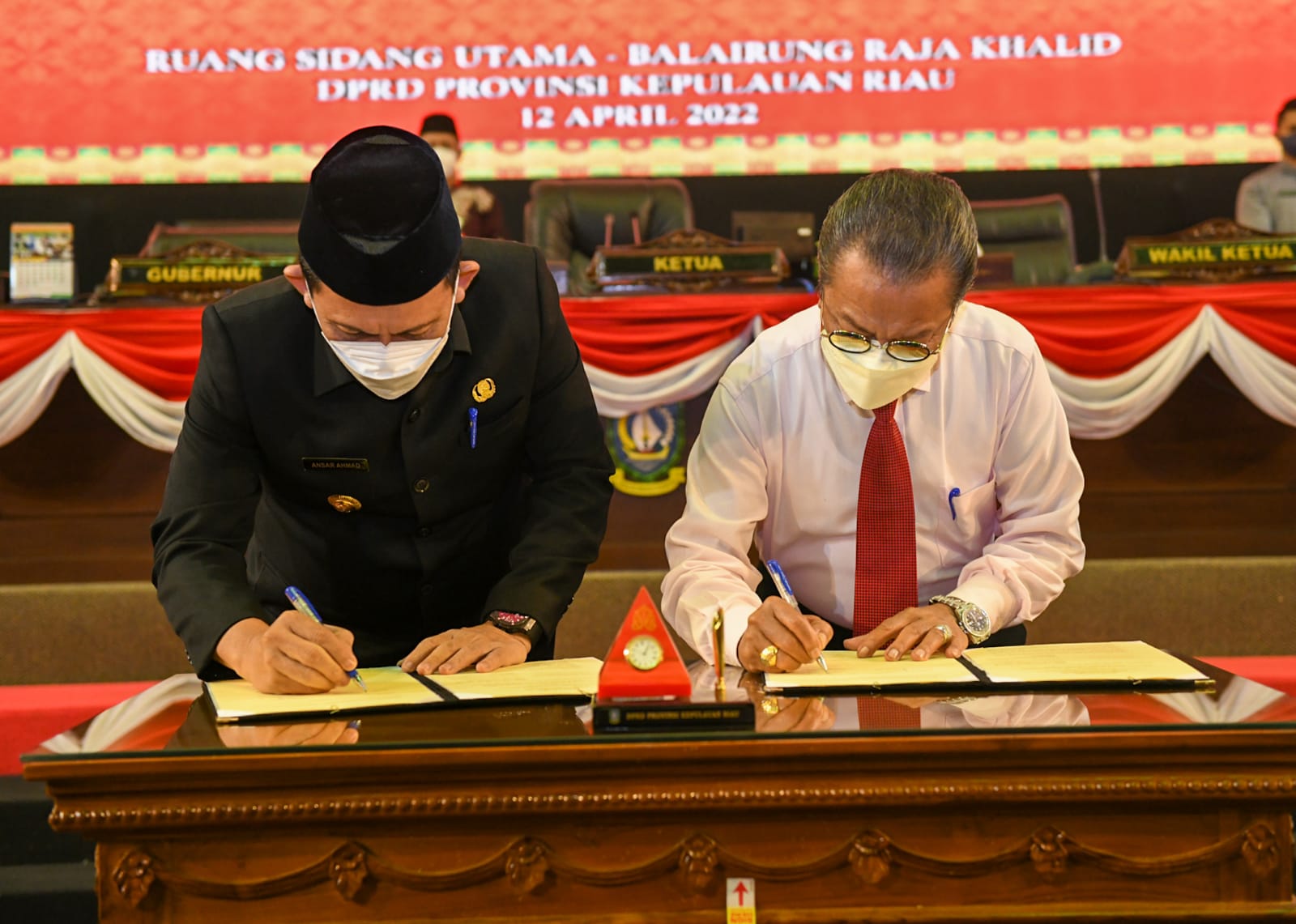 Gubernur Ansar Saksikan Pengesahan Perubahan Perda Retribusi Daerah