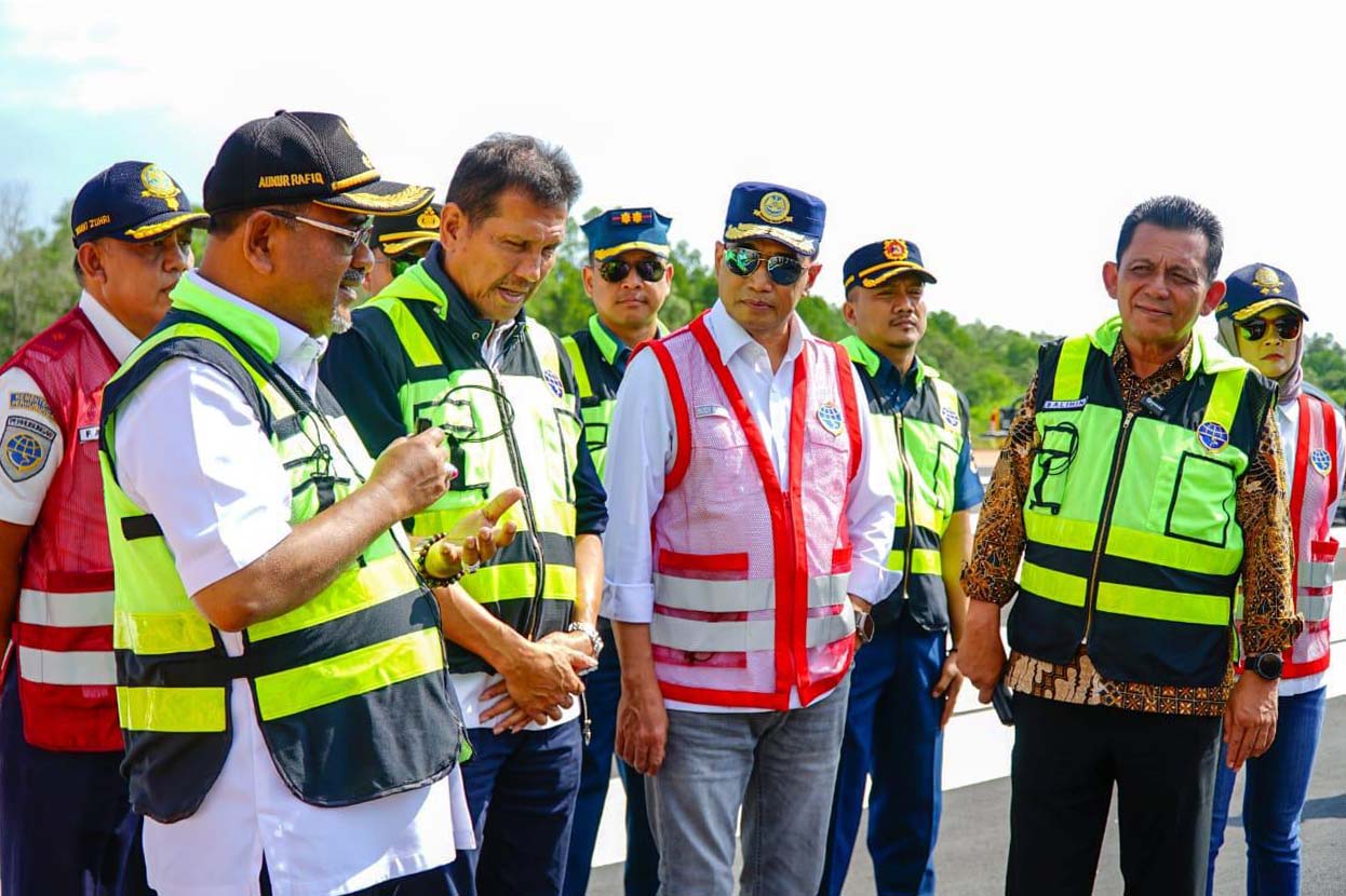 Menhub RI Budi Didampingi Gubernur Kepri Tinjau Bandara RHA, Targetkan Didarati Boeing 737 di 2024.