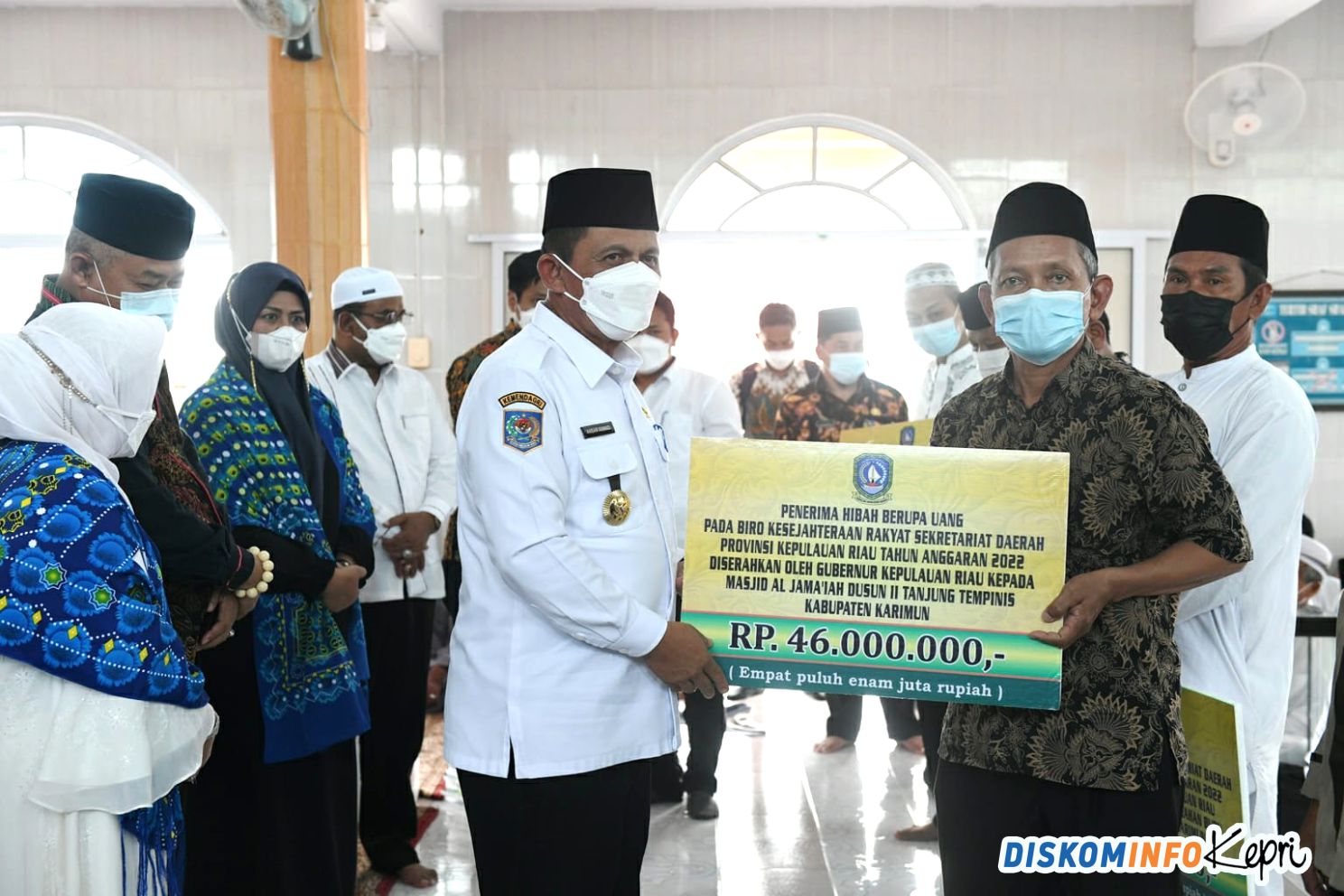menyerahkan dana hibah untuk rumah ibadah sekaligus memperingati Isra Miraj di mesjid Al Falah, Tanjung Balai, Karimun,