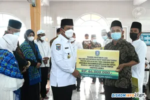 menyerahkan dana hibah untuk rumah ibadah sekaligus memperingati Isra Miraj di mesjid Al Falah, Tanjung Balai, Karimun,