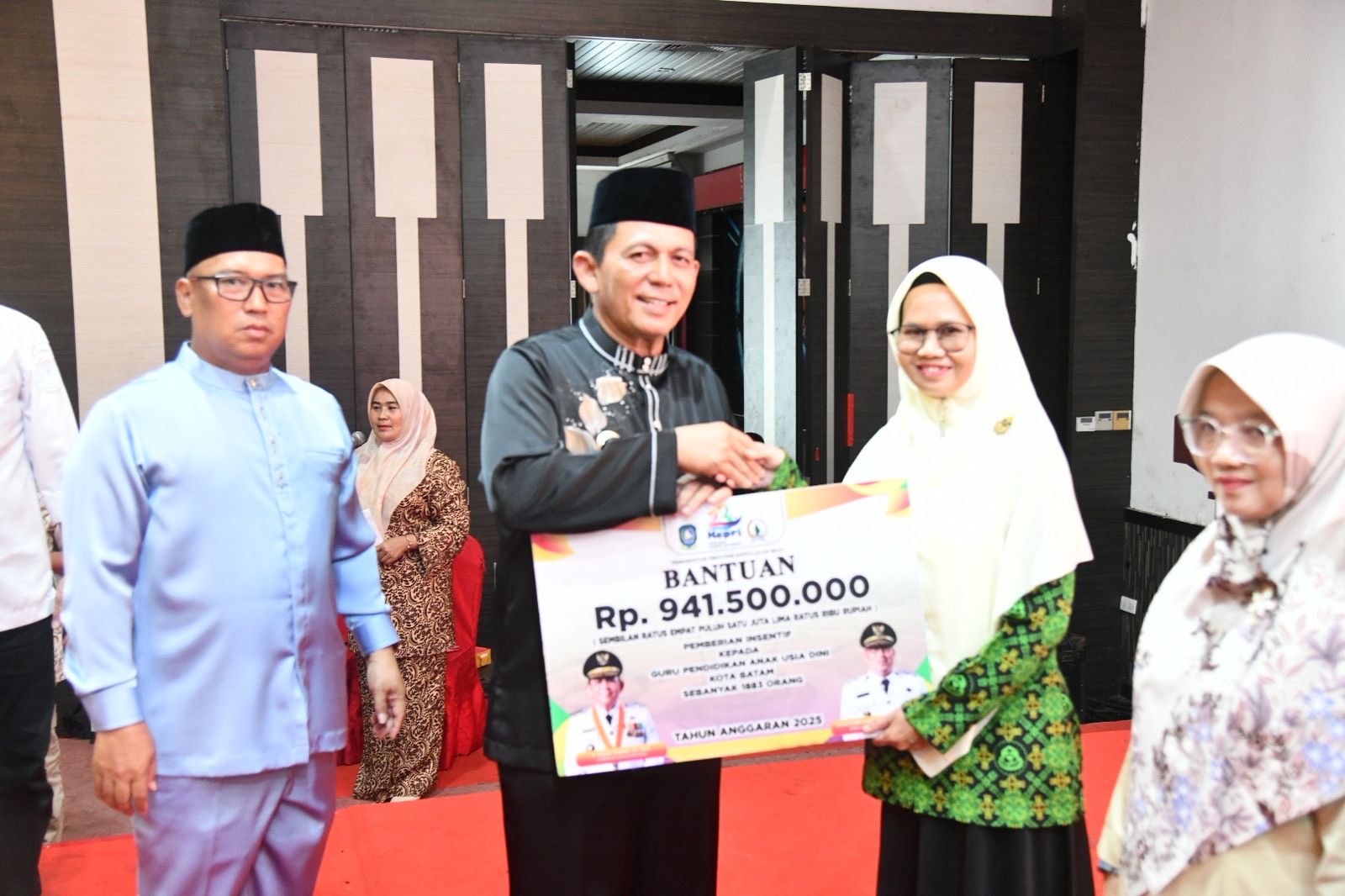 Dari UMKM hingga Beasiswa, Bantuan Pemprov Kepri Diserahkan Gubernur Ansar untuk Warga Batam